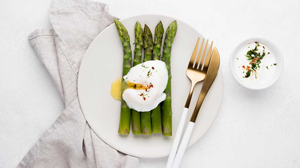 image Asperges Grillées et Œuf Poché à la Parmesan