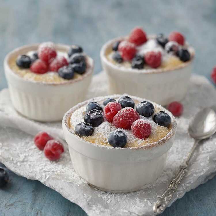 image Œufs au Lait aux Myrtilles et Framboises pour une Pause Légère