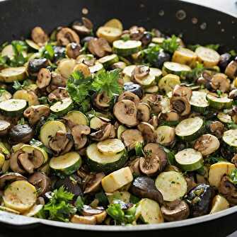 Poêlée de Courgettes et Champignons aux Herbes